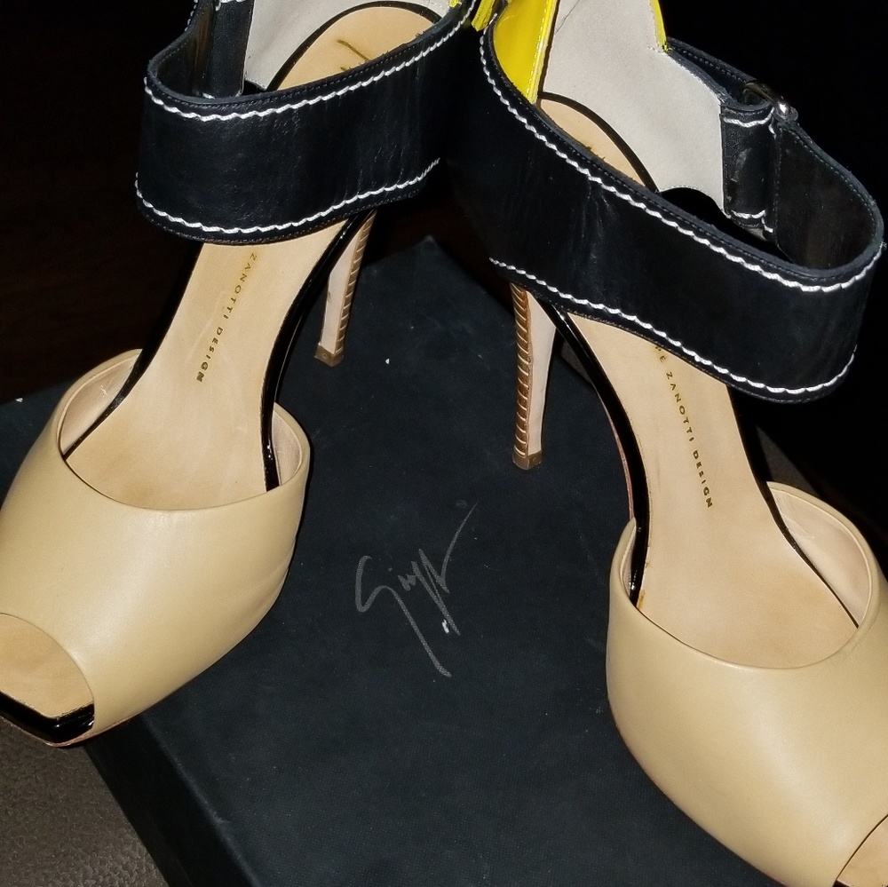 Giuseppe Zanotti Nude and Yellow pumps
